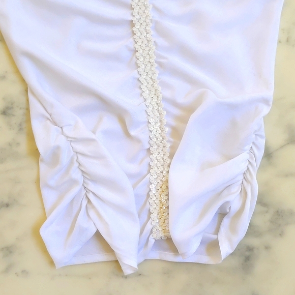 Long Short Sleeve Top with front sparkling design, elastic shoulders and sides. - Picture 7 of 7